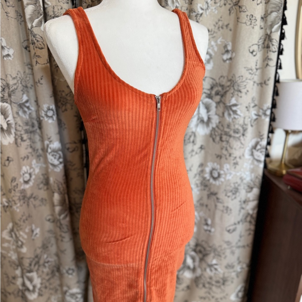 Vibrant Orange Bodycon Midi Dress with Scoop Neck and Sleeveless Design